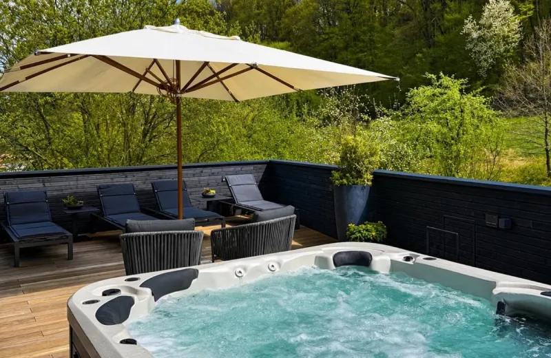 Rooftop-Whirlpool und Loungebereich mit Blick ins Gr&uuml;ne