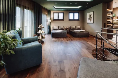 Wohnbereich mit Sofa und Holzboden