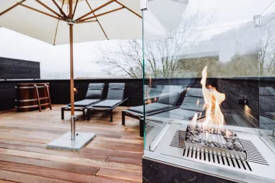 Terrasse mit Sonnenschirm und Feuerstelle