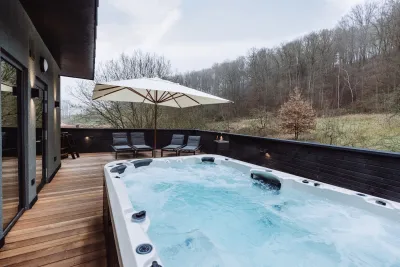 Whirlpool auf der Dachterrasse mit Waldblick