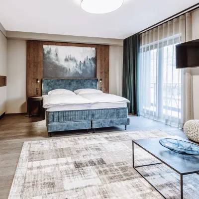 Helles Schlafzimmer mit Doppelbett und gro&szlig;em Fenster in den neuen Dillhof Apartments