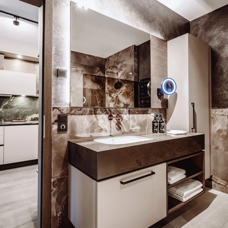 Modernes Badezimmer mit Waschbecken und Spiegel in den Dillhof Apartments