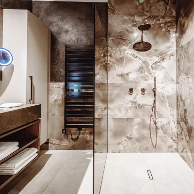 Luxuri&ouml;se Regendusche mit Marmorfliesen in den Dillhof Apartments