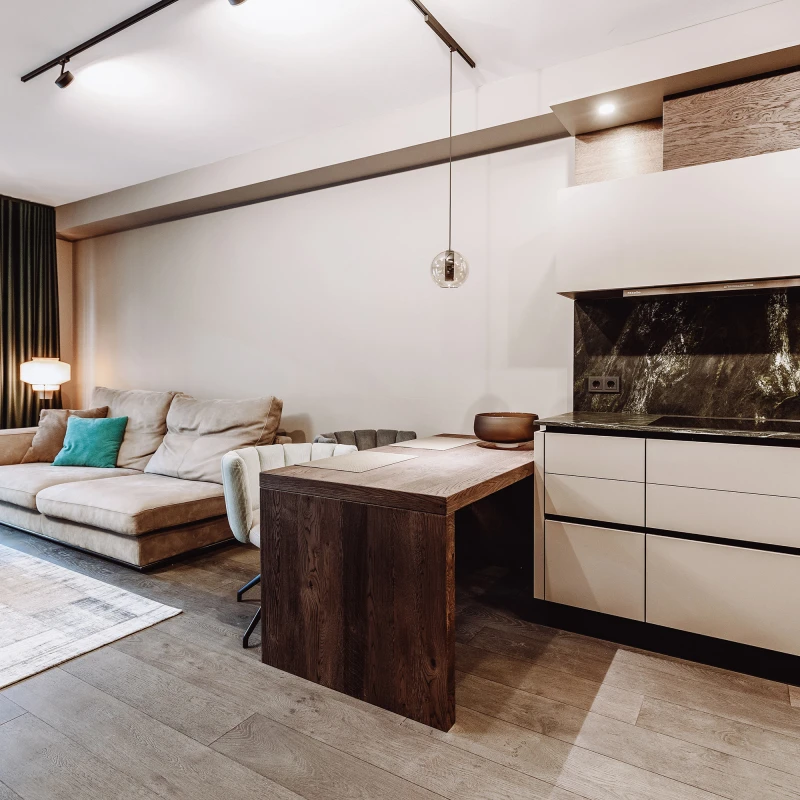 Modernes Wohnzimmer mit offener Küche in den neuen Dillhof Apartments