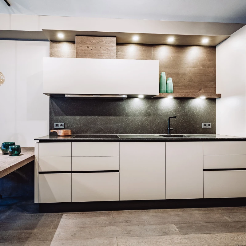 Design-Küche mit Einbaugeräten in den neuen Dillhof Apartments