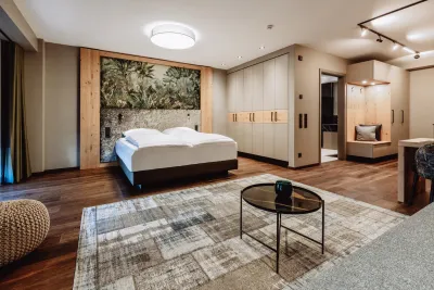 Standard double room with double bed and seating area
